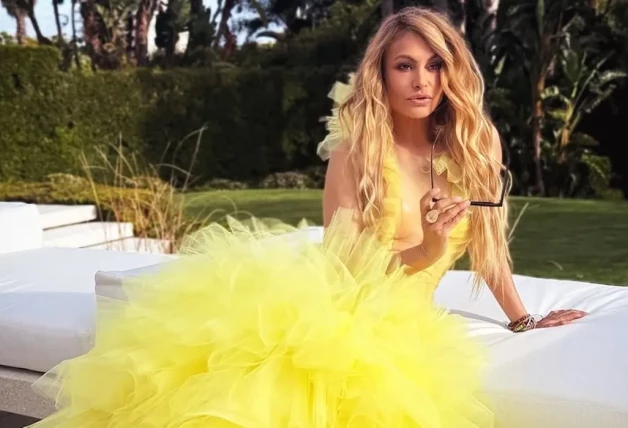 Paulina Rubio con un vestido amarillo en una imagen de redes