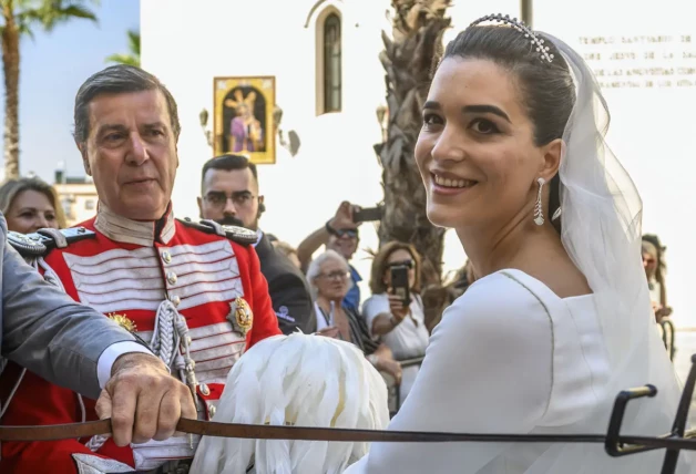 Cayetano Martínez de Irujo y Bárbara Mirjan a su salida de la Iglesia de los Gitanos de Sevilla tras haber contraído Matrimonio 2