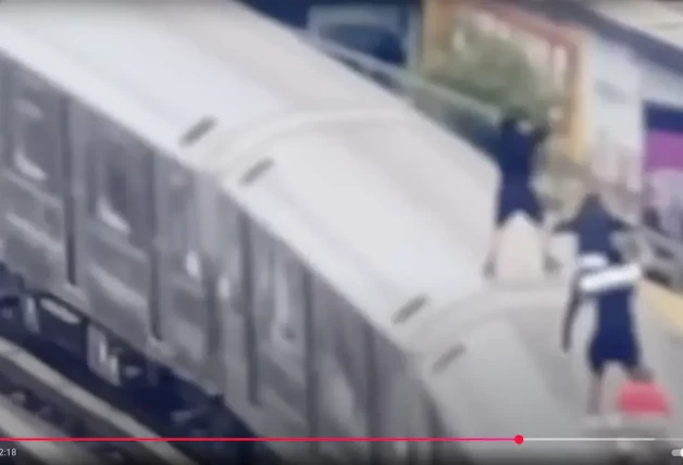 retor viral "subway surfing"