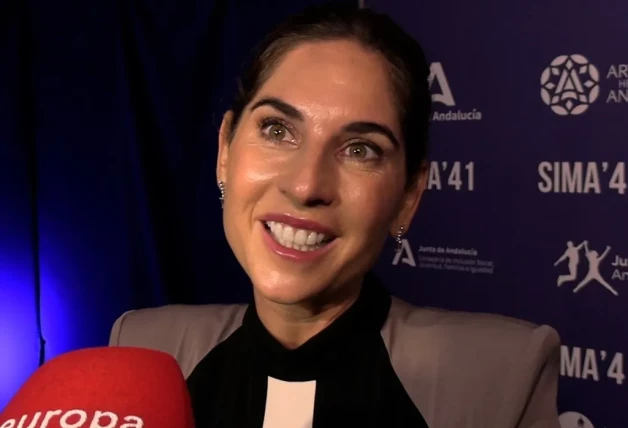 Lourdes Montes, hablando con la prensa en la gala de los Premios de la Moda de Andalucía.