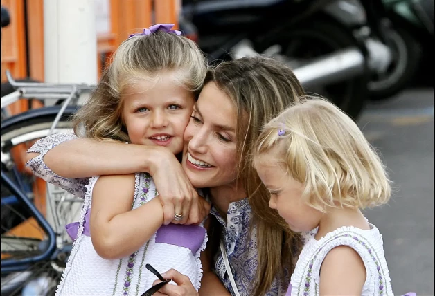 La princesa Leonor bebe con su madre Letizia y su hermana la infanta Sofía