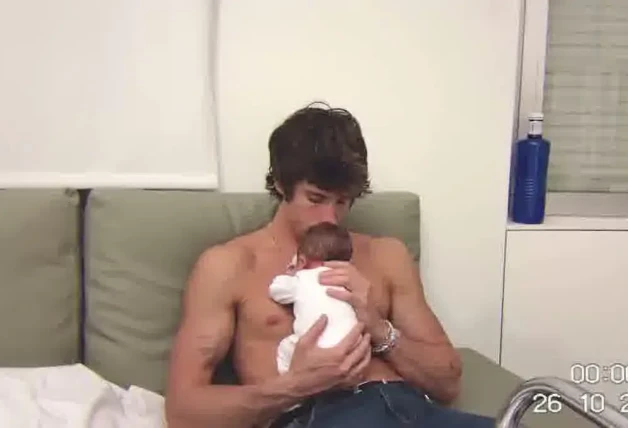 Nacho Aragón besa a su bebé