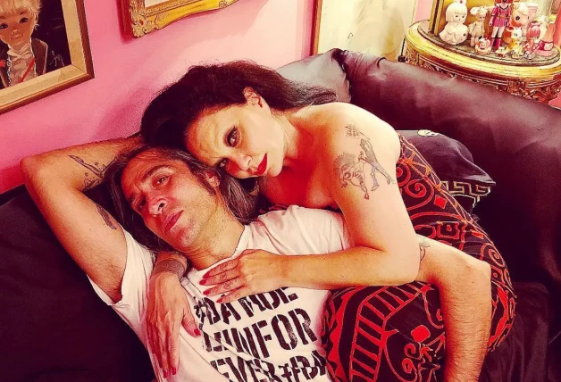 Alaska y Mario, descansando en el sofá de su casa.