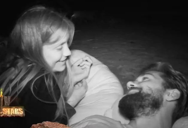 Alejandro Albalá y Miri Pérez-Cabrero durmiendo juntos en Supervivientes.