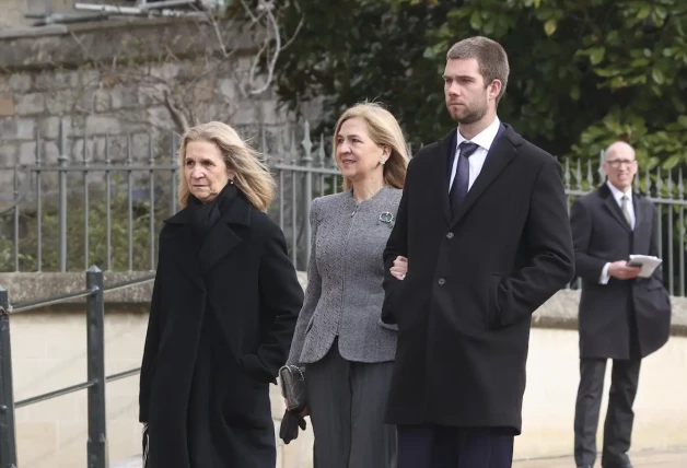 Juan Urdangarin con su madre y su tía