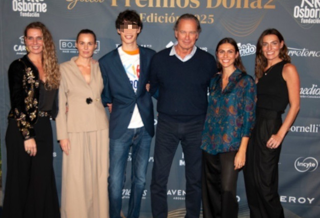 BERTIN OSBORNE ACUDE A LOS PREMIOS DONA2 JUNTO A SUS HIJAS PARA APOYAR A FABIOLA MARTINEZ Y SU HIJO KIKE