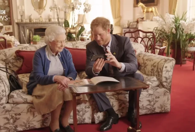 Harry con su abuela, Isabel II.