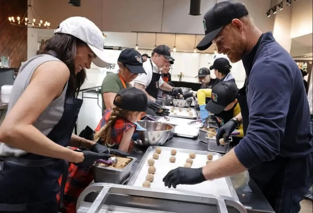 Harry y Meghan dan de comer a los pobres con sus hijos en Accion de Gracias