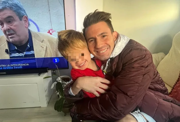 Adrián Gordillo con su hijo