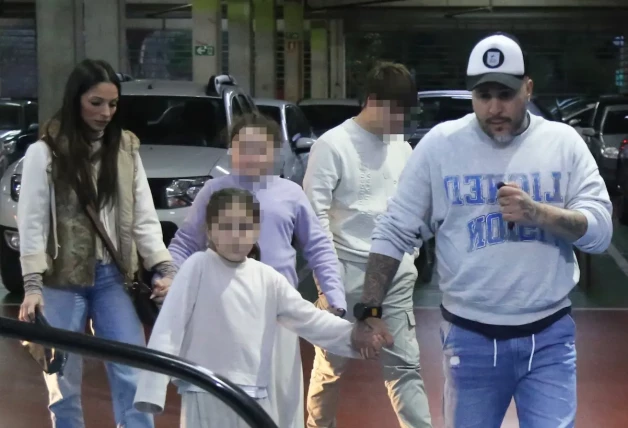 Kiko Rivera y su nueva pareja, Lola, junto a los tres hijos del DJ, a su llegada a un centro comercial de Sevilla Foto EP
