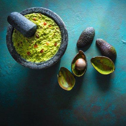 El guacamole tradicional se elabora en un mortero de piedra.