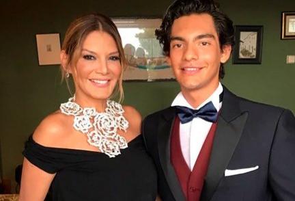 Ivonne Reyes junto a su hijo.