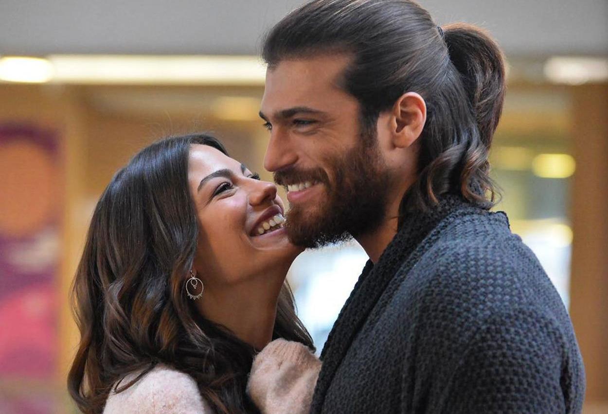 Demet Özdemir y Can Yaman, en una imagen episódica de 'Erkenci kus'.