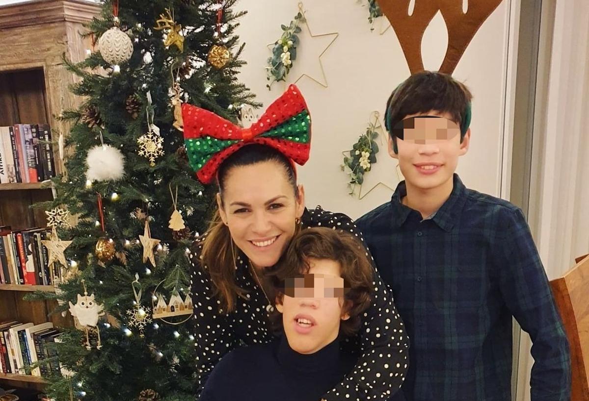 Fabiola Martínez posando con sus hijos en la Navidad de 2021.