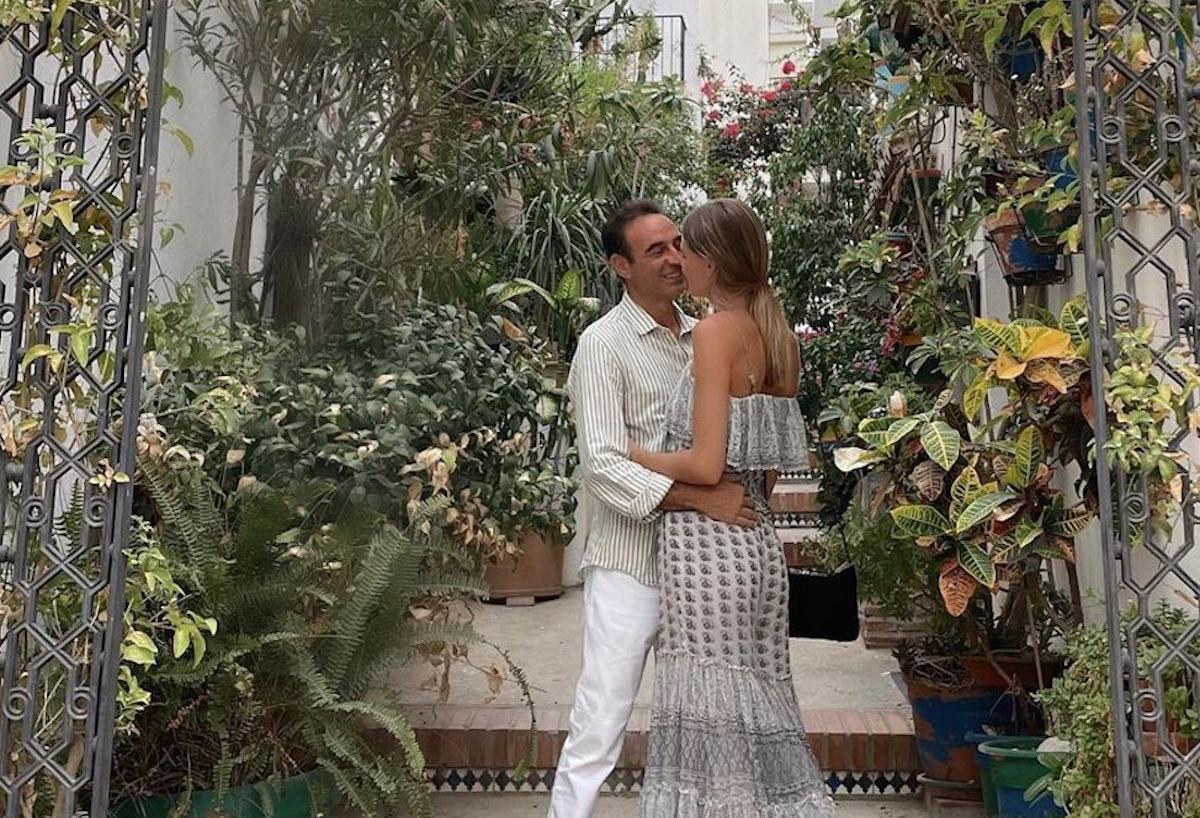 Enrique Ponce y Ana Soria en una imagen juntos besándose