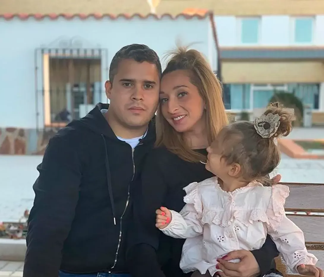 José Fernando junto a su pareja Michu y su hija.
