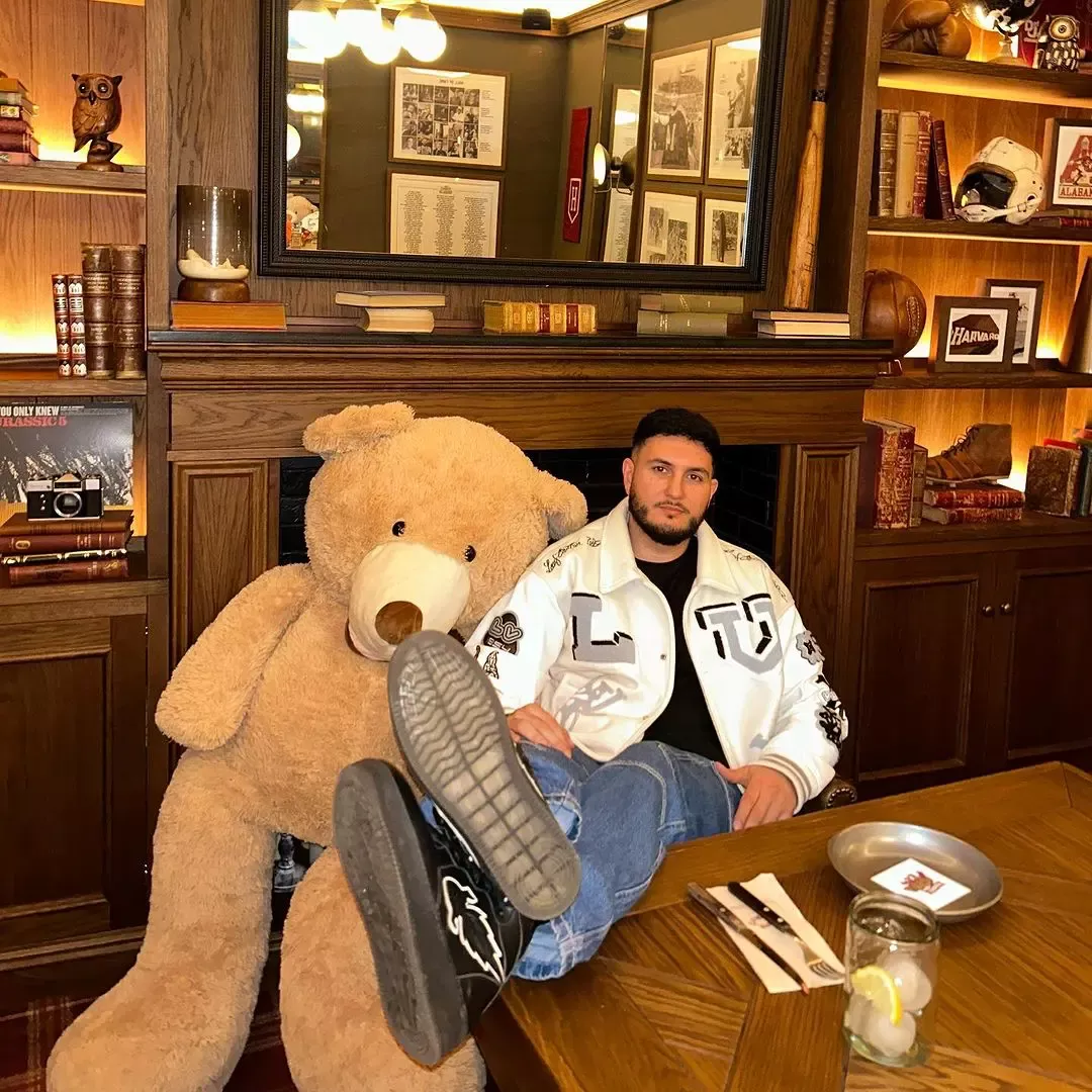 Omar Montes con un oso.