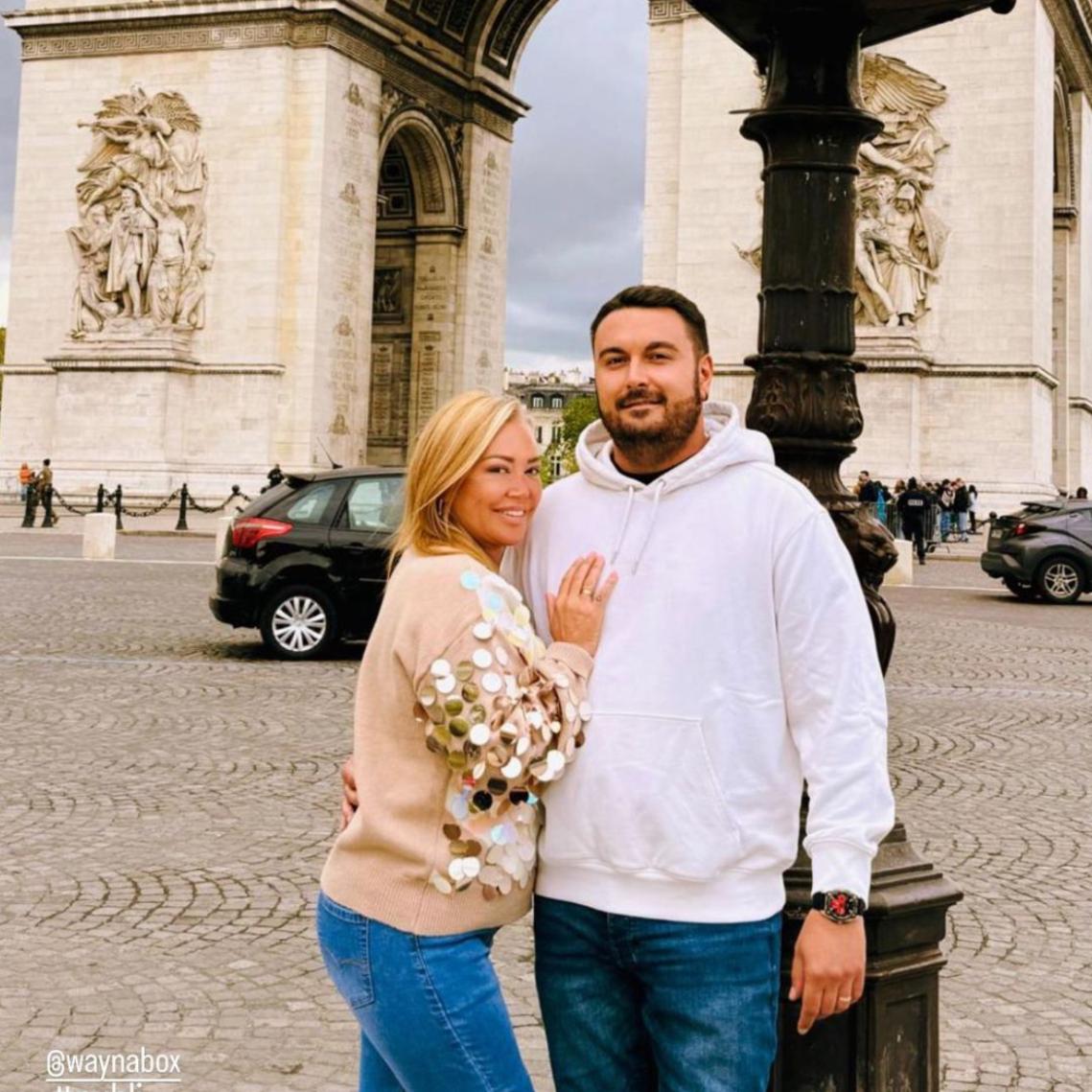 Belén Esteban y su marido posando en París para redes sociales