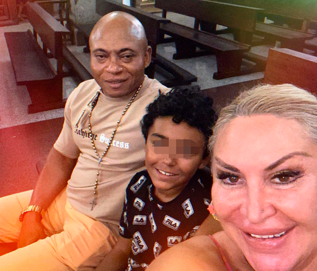 Raquel Mosquera en un adorable selfie junto a su marido Isi y su hijo Romeo.