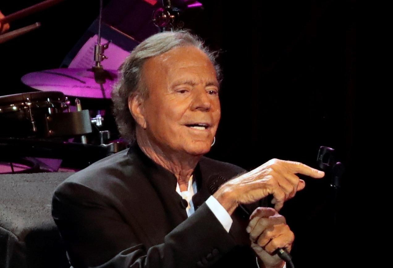 MOS53. MOSCÚ (RUSIA), 17/10/2018.- El cantante español Julio Iglesias actúa durante el concierto ofrecido en el palacio del Kremlin en Moscú, Rusia, el 17 de octubre del 2018. Julio Iglesias celebra el 50 aniversario de su debut artístico. EFE/Sergei Chirikov