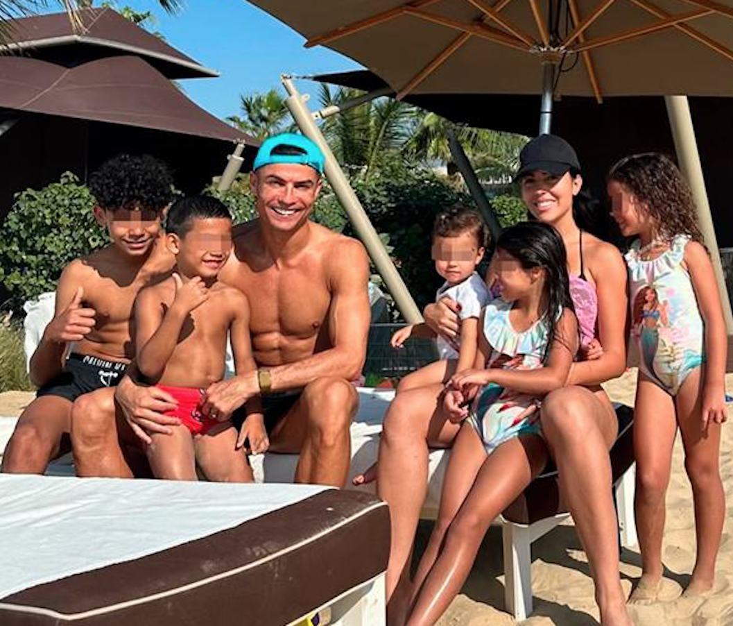 Cristiano Ronaldo cumple 40 años: sus mejores fotos con Georgina y sus hijos en su nueva vida de lujo en Riad