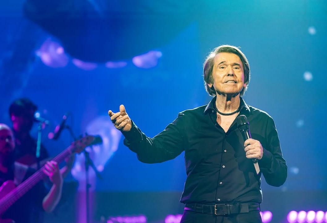 Raphael, arropado por su familia y sus exsuegros, José Bono y Ana Rodríguez, en su último concierto