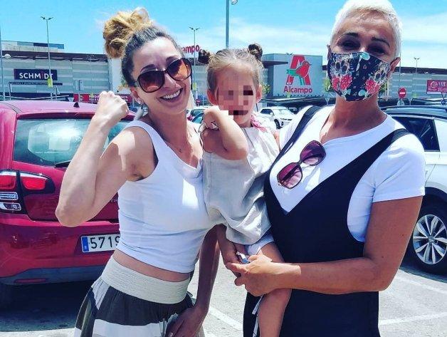 Ana María Aldón con Michu y su hija.