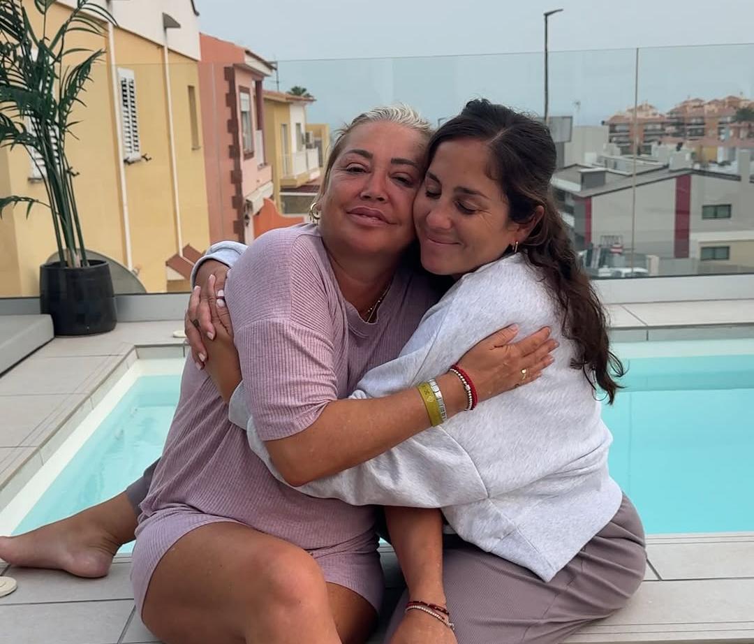 El divertido reencuentro de Anabel Pantoja y Belén Esteban: visita sorpresa y risas en el chiringuito