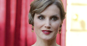 La reina Letizia con un recogido para lucir espectacular esta Navidad.