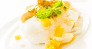 Tartar de melocotón y piña con helado