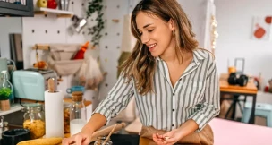 Mujeres jóvenes preparando panqueques para el desayuno