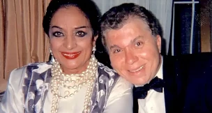 Lola Flores al lado de estas líneas, con su gran amigo Juanito “El Golosina”.