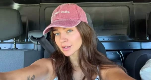 Laura Escanes con una gorra
