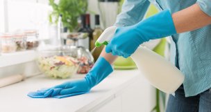 Procura limpiar las superficies de tu casa con productos respetuosos con tu salud. ¡Es hora de mirar las etiquetas!