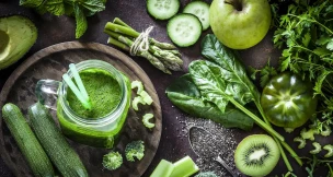 Los licuados de intenso color verde actúan como un excelente depurativo y protegen las articulaciones frente al desgaste.