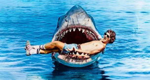 Steven Spielberg, en las fauces del tiburón Bruce.