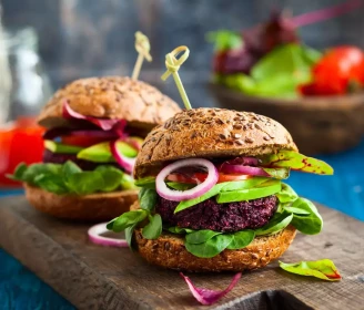 La «hamburguesa» vegana de alubias rojas aporta proteínas vegetales y mucha fibra.