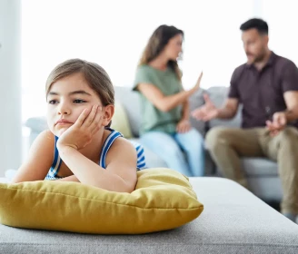 Niña triste porque sus padres se están peleando
