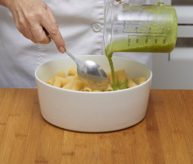 receta-ensalada-de-pasta-caprese-paso-4