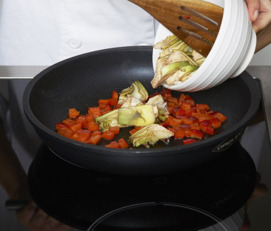 receta-arroz-frito-con-pollo-gambas-y-alcachofa-paso-2