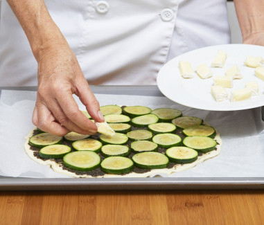 receta-pizza-blanca-de-calabacin-y-camembert-con-aceitunas-paso-4