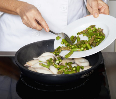 receta-chipirones-y-espa-rragos-verdes-encebollados-paso-4