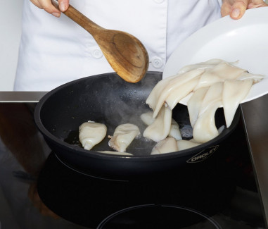 receta-chipirones-y-espa-rragos-verdes-encebollados-paso-3