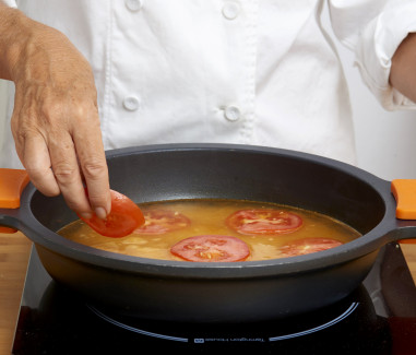 arroz-fa-cil-al-horno-con-tomate-y-huevo-paso-2