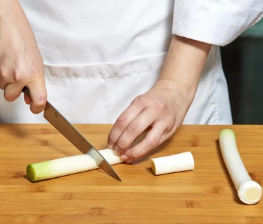 Puerros a la plancha con queso de cabra y vinagreta Paso 1