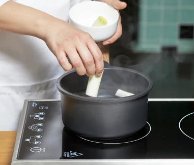 Puerros a la plancha con queso de cabra y vinagreta Paso 2