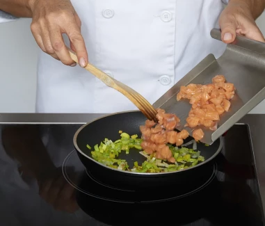 Huevos rellenos de salmón Paso 1