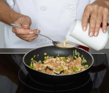 Huevos rellenos de salmón Paso 2