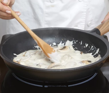 Espaguetis con salsa cremosa de champiñones Paso3