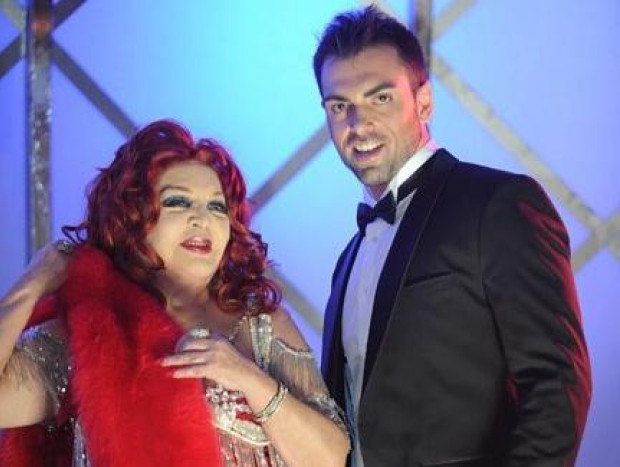 Sara Montiel, con su hijo, en el videoclip 'Sex dance', que grabaron en el 2012.